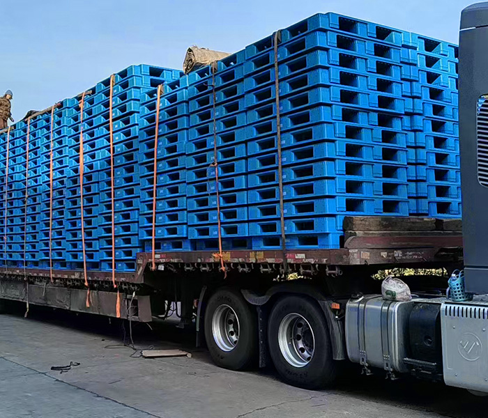 平板川字塑料托盤在供應(yīng)鏈里的應(yīng)用