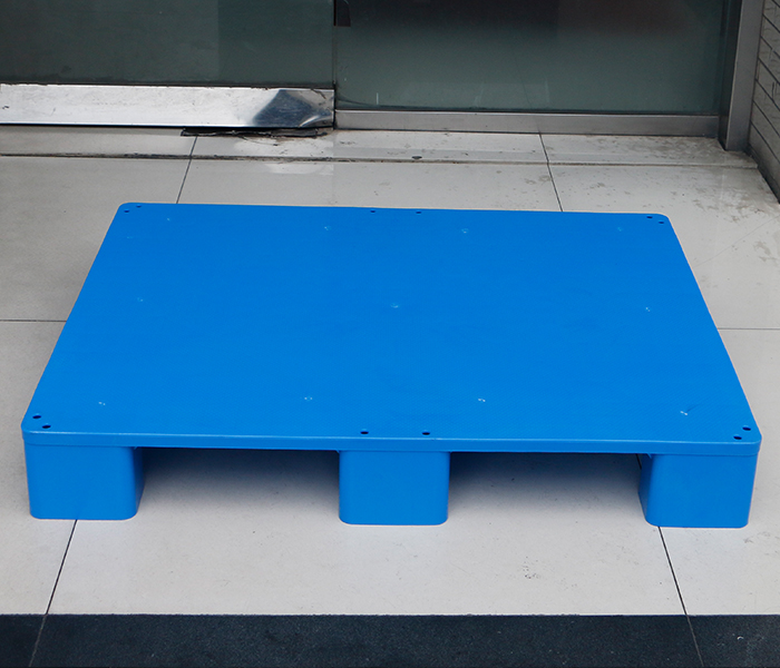 平板九腳塑料托盤：輕量化時代的倉儲運(yùn)輸“全能王”