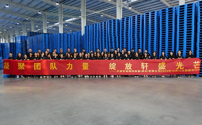 塑料托盤生產(chǎn)車間合照.jpg